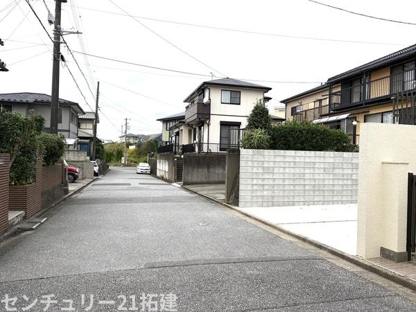 君津市陽光台1丁目の中古一戸建て(前面道路含む現地写真)