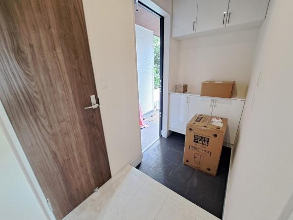 西東京市向台町6丁目の新築一戸建(玄関)