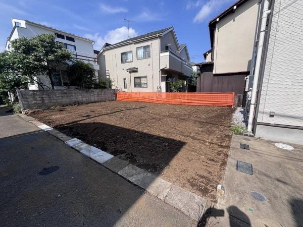 西東京市泉町3丁目の新築一戸建(前面道路含む現地写真)
