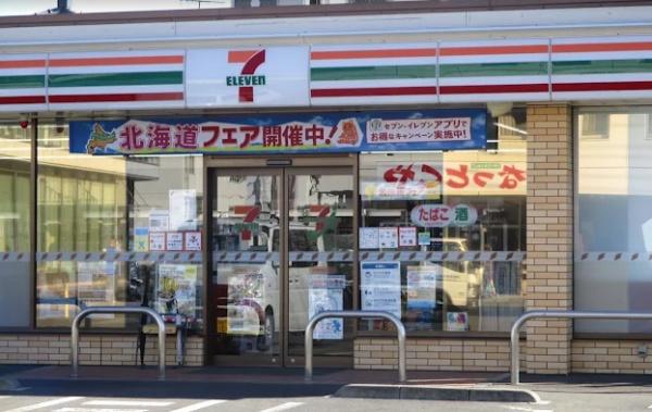 鶴巻ガーデンシティひかりの丘４号棟(セブンイレブン秦野鶴巻南2丁目店)