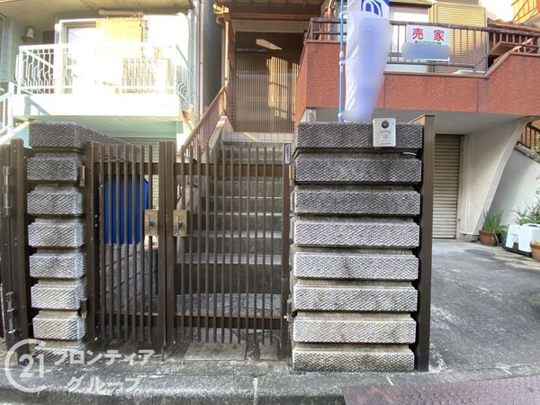寝屋川市長栄寺町　中古一戸建て