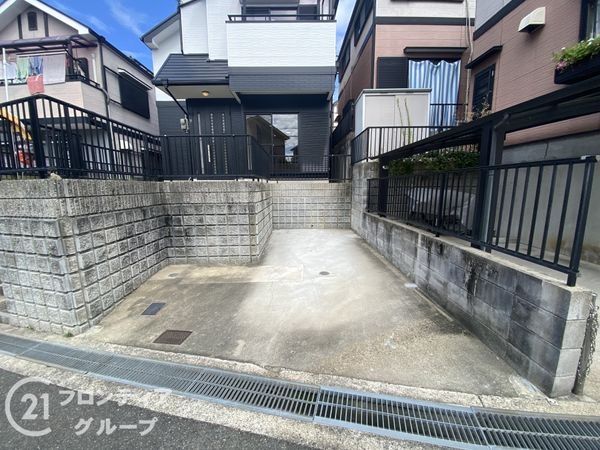 枚方市長尾東町3丁目の中古一戸建て(駐車場)