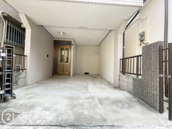 寝屋川市池田3丁目の中古一戸建て(駐車場)