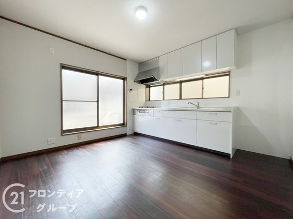 寝屋川市池田3丁目の中古一戸建て(リビング)