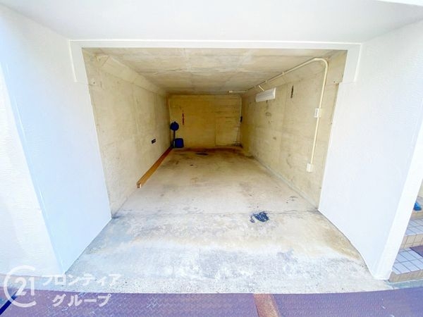 枚方市星丘2丁目の中古一戸建て(駐車場)