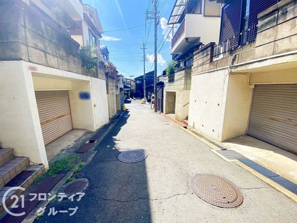 枚方市星丘2丁目の中古一戸建て(前面道路含む現地写真)