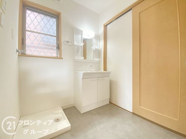 枚方市杉山手3丁目の中古一戸建て(洗面台・洗面所)