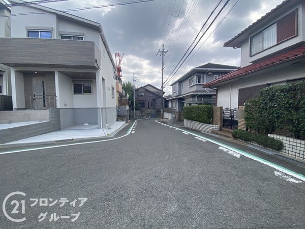 枚方市菊丘町 新築一戸建て 2号地(前面道路含む現地写真)