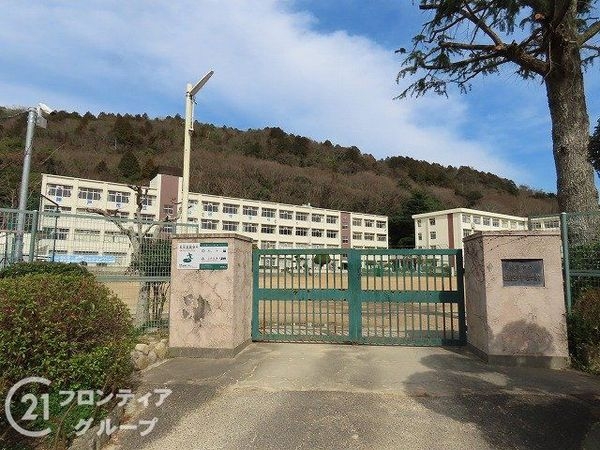 枚方市須山町の中古一戸建て(枚方市立山田中学校)