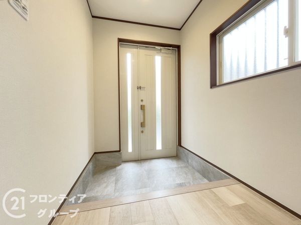 枚方市伊加賀西町の中古一戸建て(玄関)