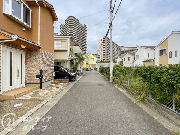 枚方市伊加賀西町の中古一戸建て(前面道路含む現地写真)