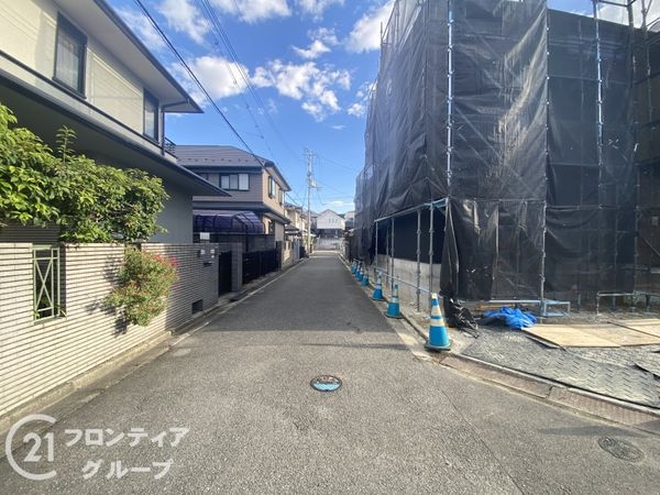 枚方市香里ケ丘12丁目 新築一戸建て 全1区画(前面道路含む現地写真)