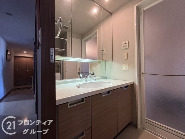 アズ・プレミアムステージ寝屋川 中古マンション(洗面台・洗面所)