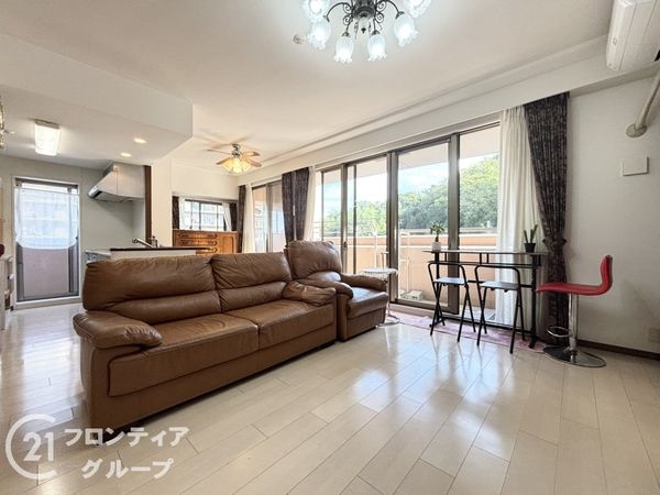 アズ・プレミアムステージ寝屋川 中古マンション(リビング)