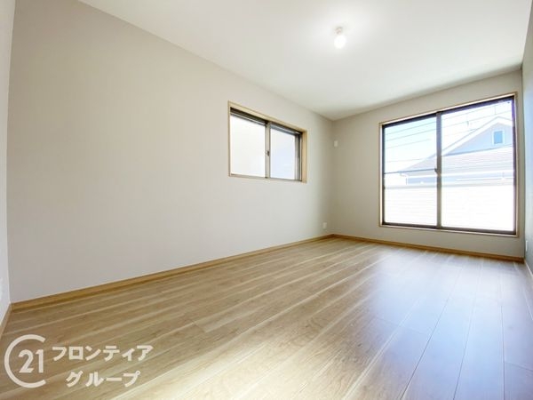 寝屋川市緑町　新築一戸建て
