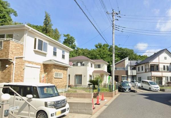四街道市鷹の台3丁目の中古一戸建て(前面道路含む現地写真)
