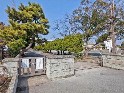 青葉の森公園通り8号棟(千葉市立鶴沢小学校)