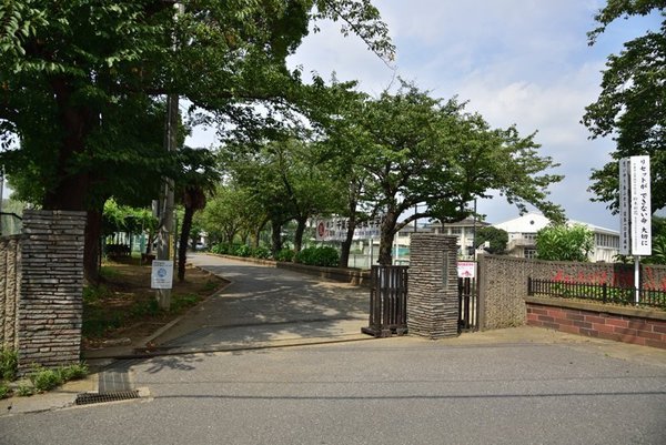 青葉の森公園通り8号棟(千葉市立葛城中学校)