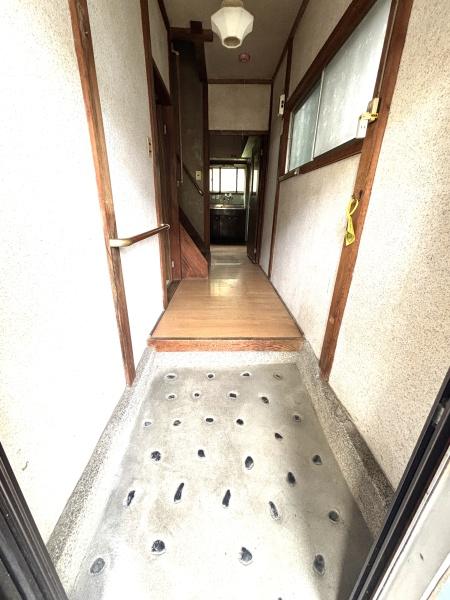 富田林市西板持町7丁目の中古一戸建て(玄関)