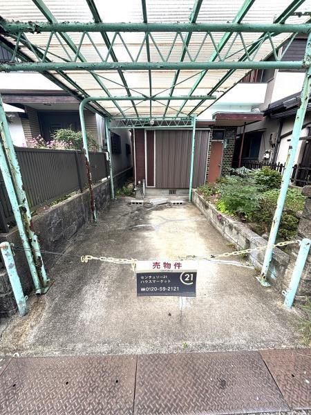 富田林市西板持町7丁目の中古一戸建て(駐車場)