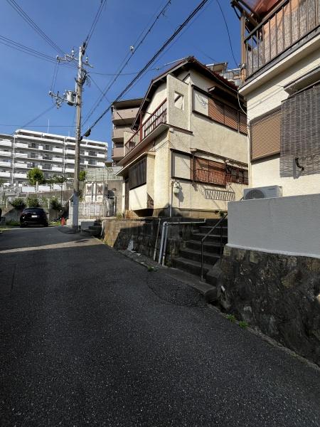 神戸市垂水区東垂水3丁目の中古一戸建て(前面道路含む現地写真)