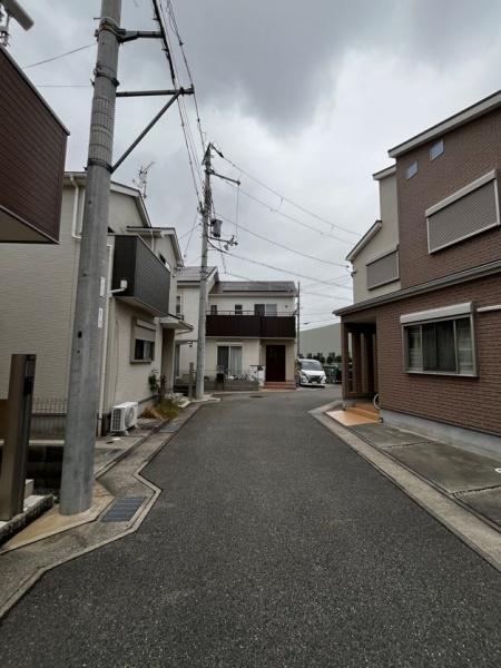 伊丹市北伊丹6丁目の中古一戸建て(前面道路含む現地写真)