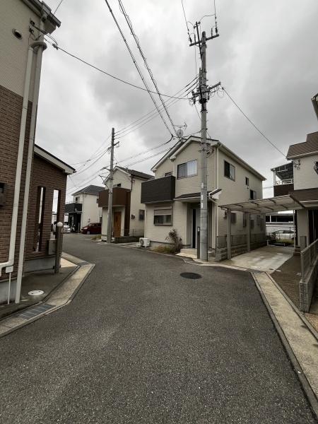 伊丹市北伊丹6丁目の中古一戸建て(前面道路含む現地写真)