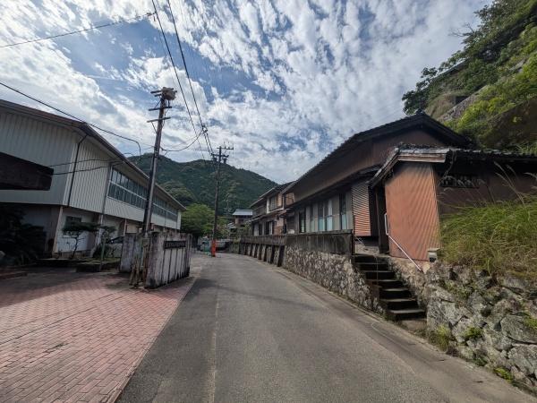 尾鷲市九鬼町の中古一戸建て(前面道路含む現地写真)