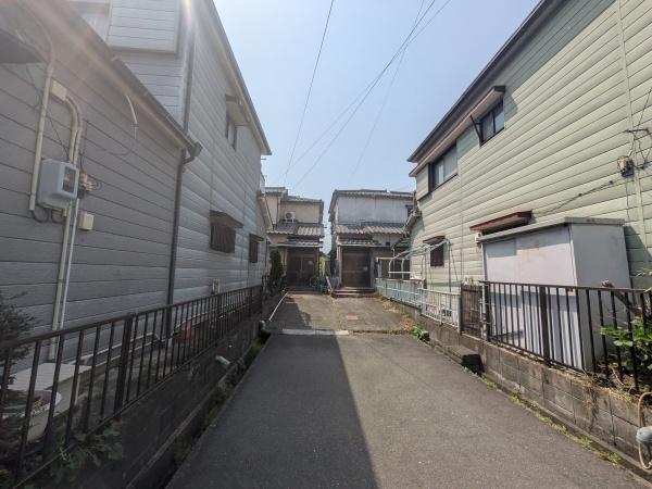 あま市篠田居島の中古一戸建て(前面道路含む現地写真)