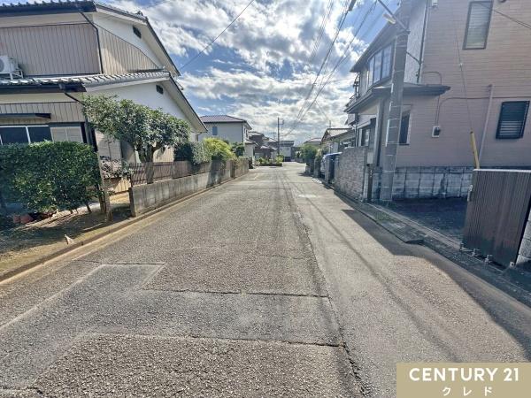 入間郡毛呂山町岩井東1丁目の中古一戸建て(前面道路含む現地写真)