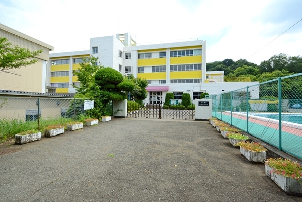 日高市横手２丁目の中古一戸建て(日高市立武蔵台小学校)