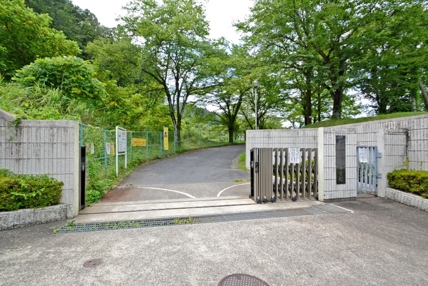 日高市横手２丁目の中古一戸建て(日高市立武蔵台中学校)