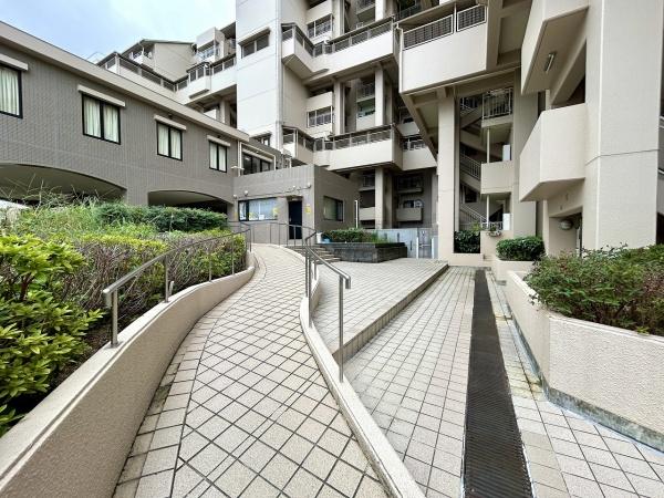 少女の赤い帽子泉北深井