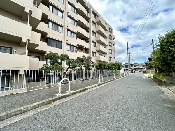 少女の赤い帽子泉北深井