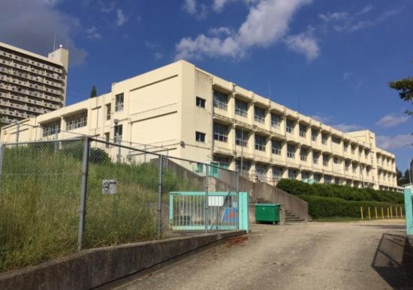 泉北槇塚台住宅9号棟(堺市立槇塚台小学校)