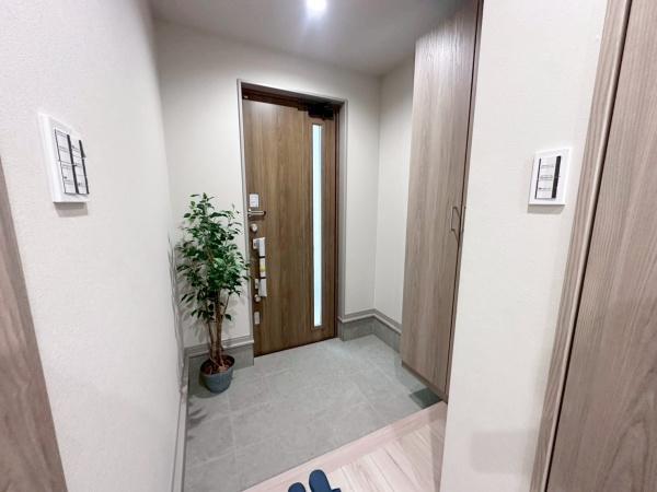 大阪市住吉区庭井1丁目 新築戸建(玄関)