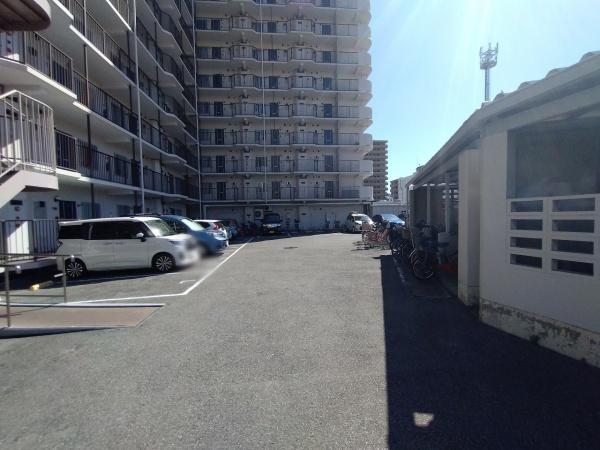日商岩井野里マンション(駐車場)
