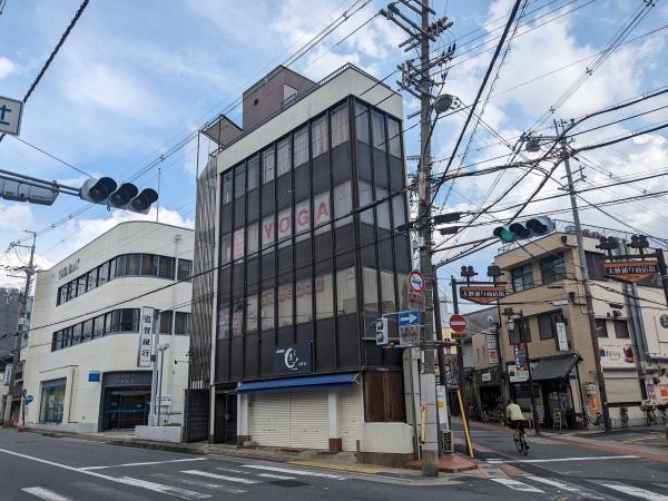 京都市右京区太秦堀ケ内町　ビル