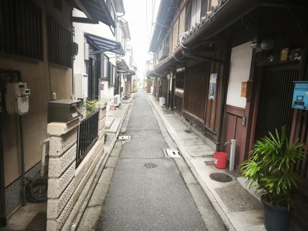 京都市上京区元誓願寺通大宮東入寺今町の中古一戸建て(前面道路含む現地写真)