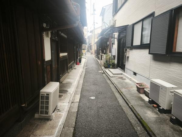 京都市上京区元誓願寺通大宮東入寺今町の中古一戸建て(前面道路含む現地写真)