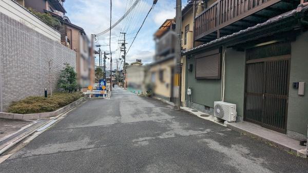 京都市左京区粟田口鳥居町の中古一戸建て(前面道路含む現地写真)