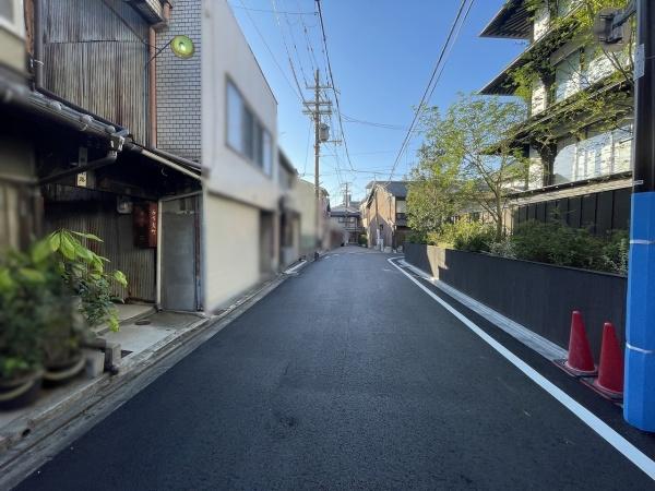 京都市東山区松原通大和大路西入弓矢町の中古一戸建て(前面道路含む現地写真)