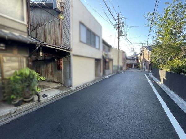 京都市東山区松原通大和大路西入弓矢町の中古一戸建て(前面道路含む現地写真)