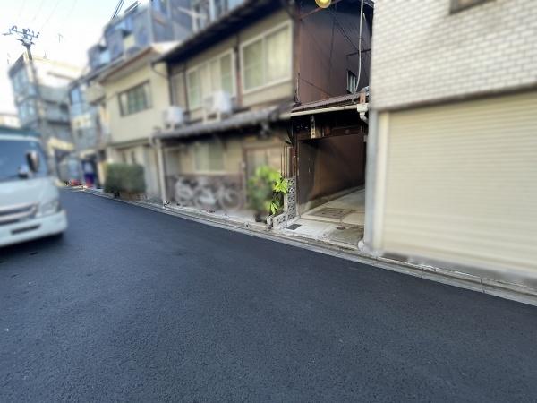 京都市東山区松原通大和大路西入弓矢町の中古一戸建て(前面道路含む現地写真)