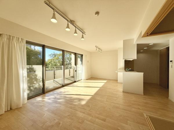 THENOBUTOHILLSFORESTCOURT