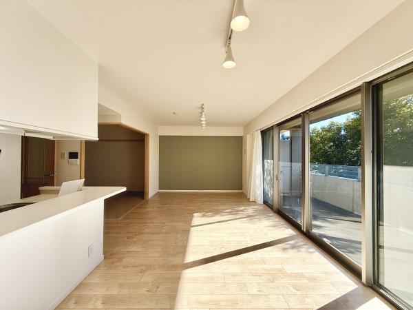THENOBUTOHILLSFORESTCOURT
