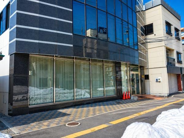 旭川一棟ビルと更地（駐車場）一括売却