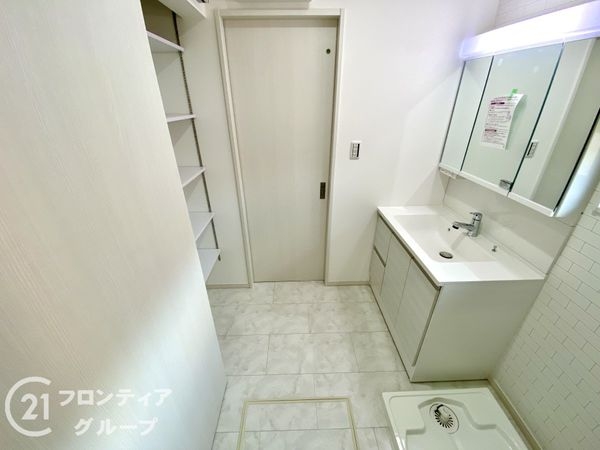 橿原市新口町　新築一戸建て　全３区画　２号棟