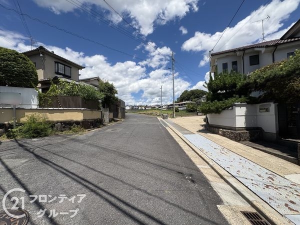奈良市疋田町の中古一戸建て(前面道路含む現地写真)