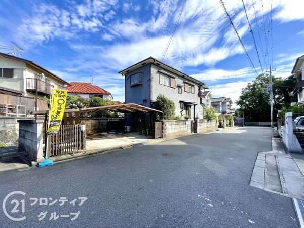 大和郡山市矢田町の中古一戸建て(前面道路含む現地写真)